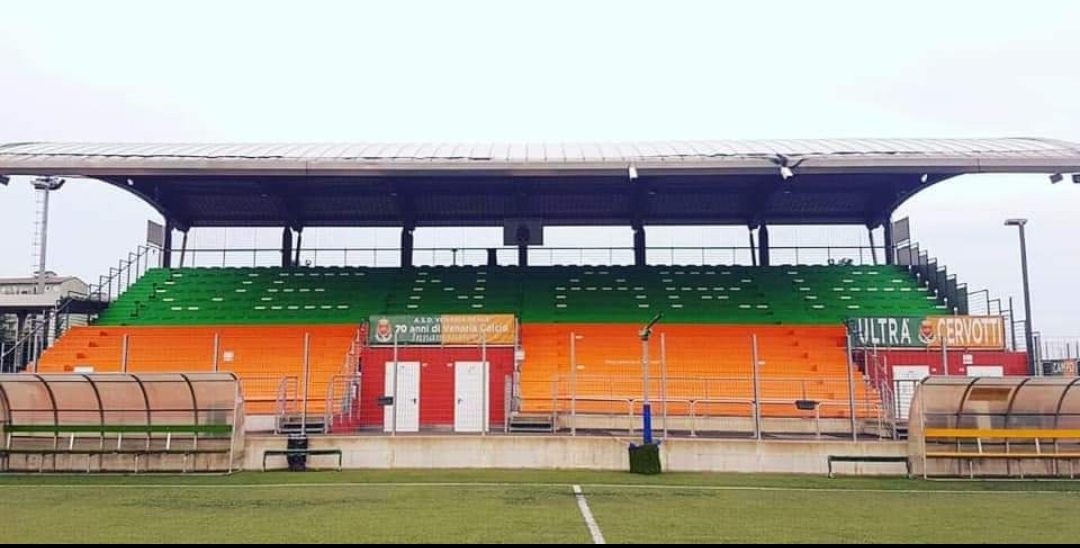 VENARIA - Tifosi sporcano la tribuna del Don Mosso: dopo l'invito e la reprimenda puliscono tutto