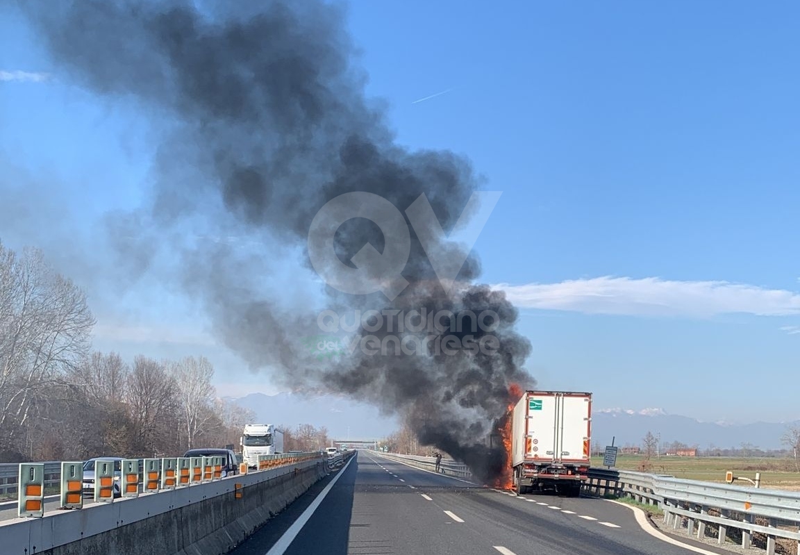 INCIDENTE A MAPPANO - A fuoco un autocarro lungo la Torino-Caselle