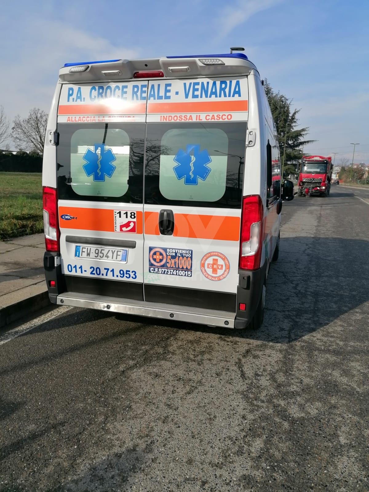 INCIDENTE FRA TORINO E VENARIA - Un ferito dopo lo scontro fra un'auto e un autocarro